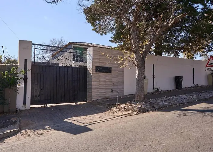 Luxury Apt Walk To Melrose Arch 11